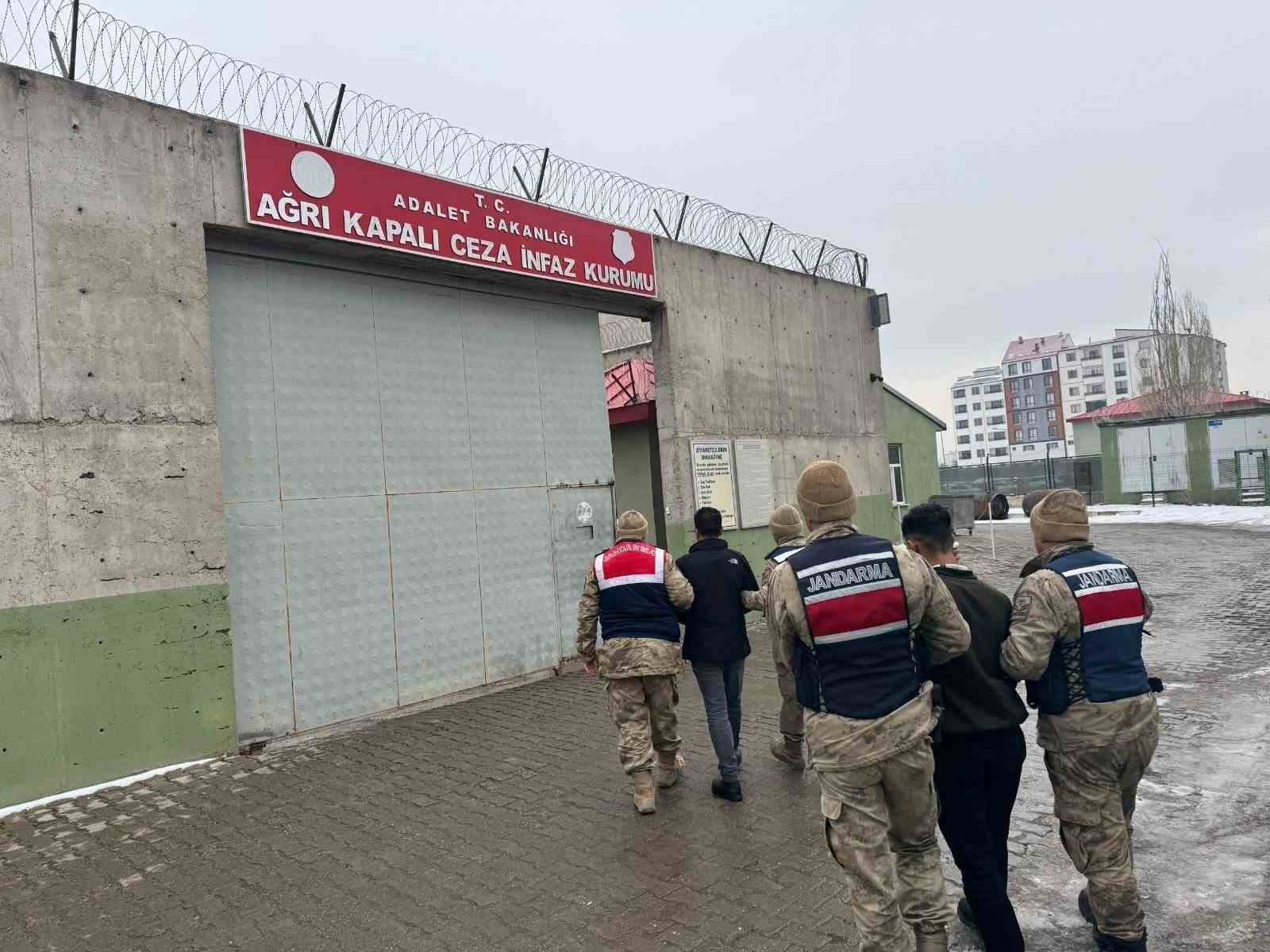 Haklarında kesinleşmiş hapis cezası bulunan 2 şüpheli tutuklandı