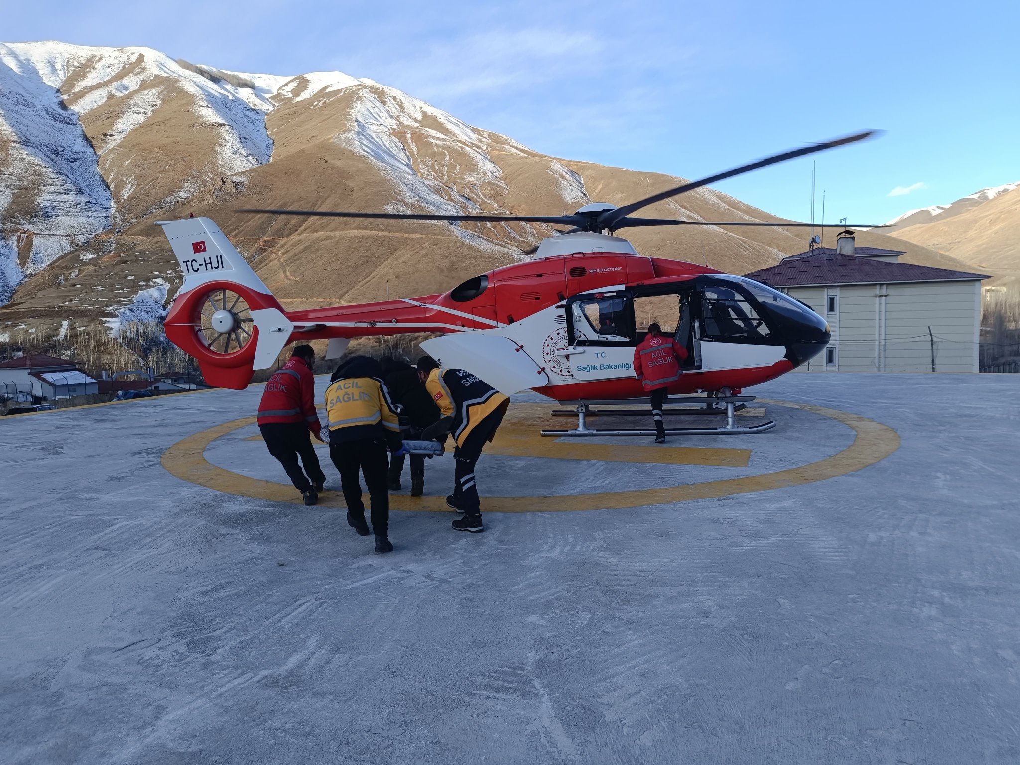Van’da helikopter ambulans 60 yaşındaki hasta için havalandı