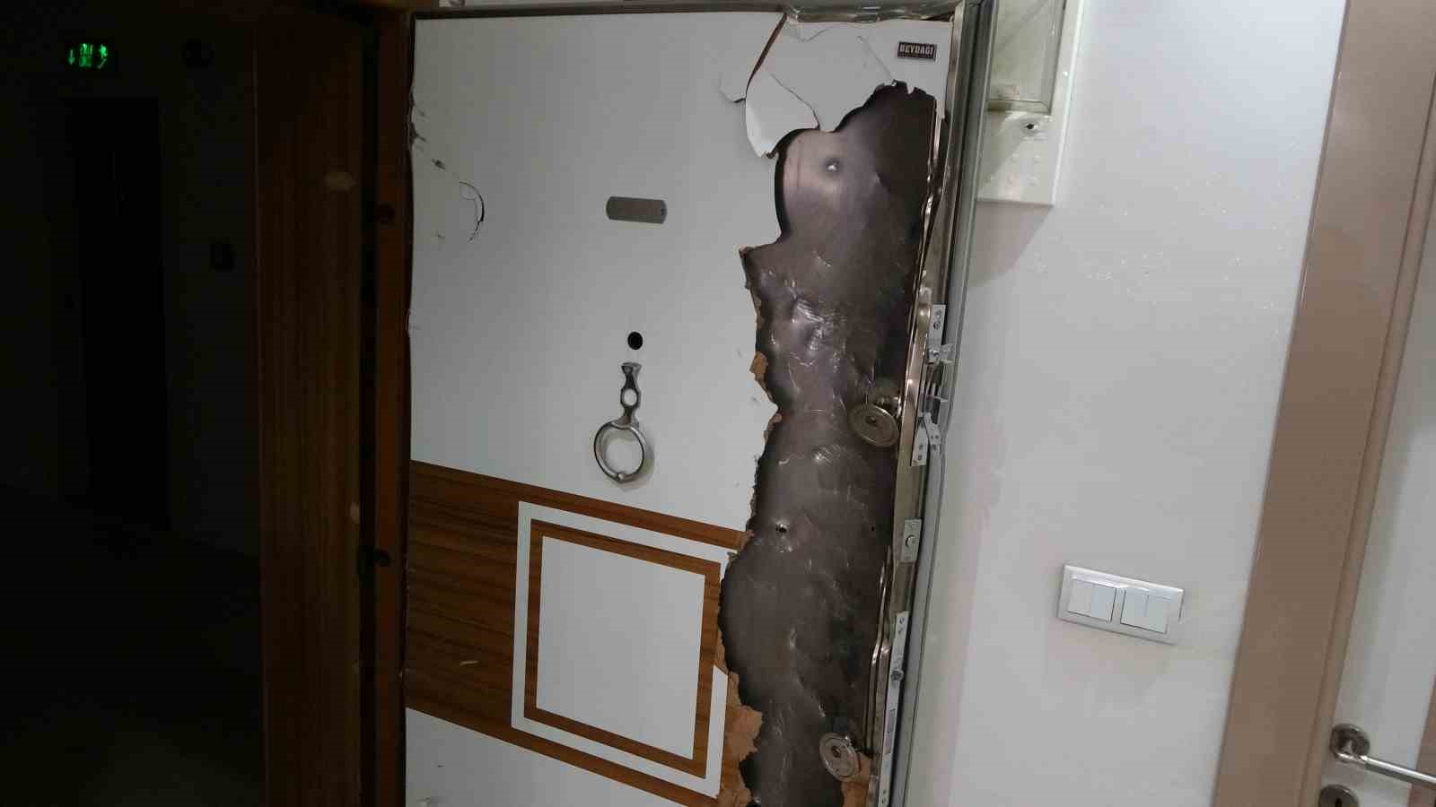 Hastaneden kaçıp, kendini eve kilitleyen şahıs polisi alarma geçirdi