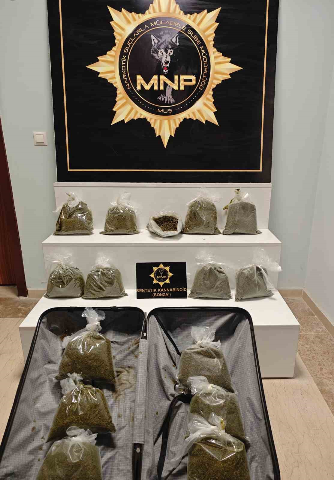 İstanbul’dan Van’a gelecek olan otobüs bagajında 16 kilo 400 gram sentetik kannabinoid ele geçirildi