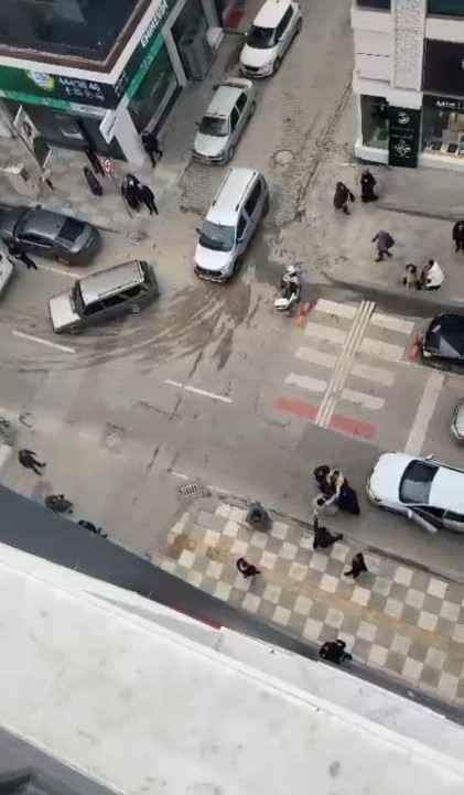 Kadınlar arasında yol verme kavgası: Erkekler güçlükle ayırdı