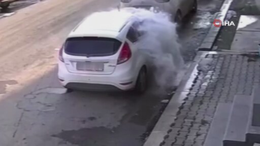 Üzerine kar kütlesi düşen araçta maddi hasar oluştu