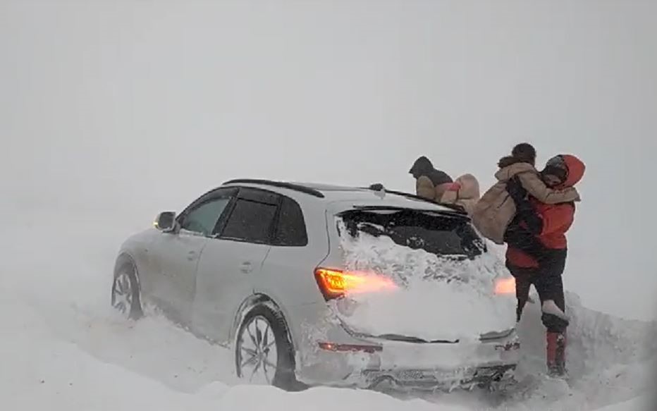 Kar ve tipiden mahsur kalan  6 kişi AFAD ekiplerince kurtarıldı