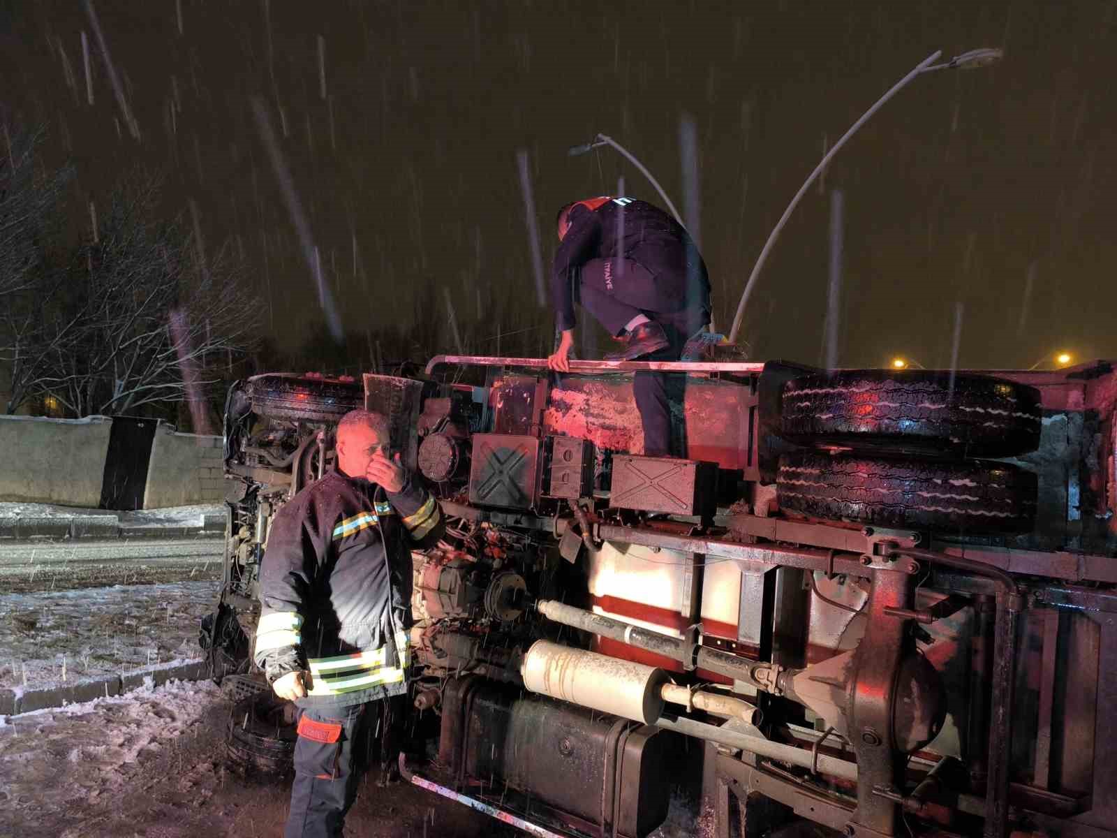 Kar yağışı kazayı beraberinde getirdi: Kamyonet devrildi, sürücü ölümden döndü