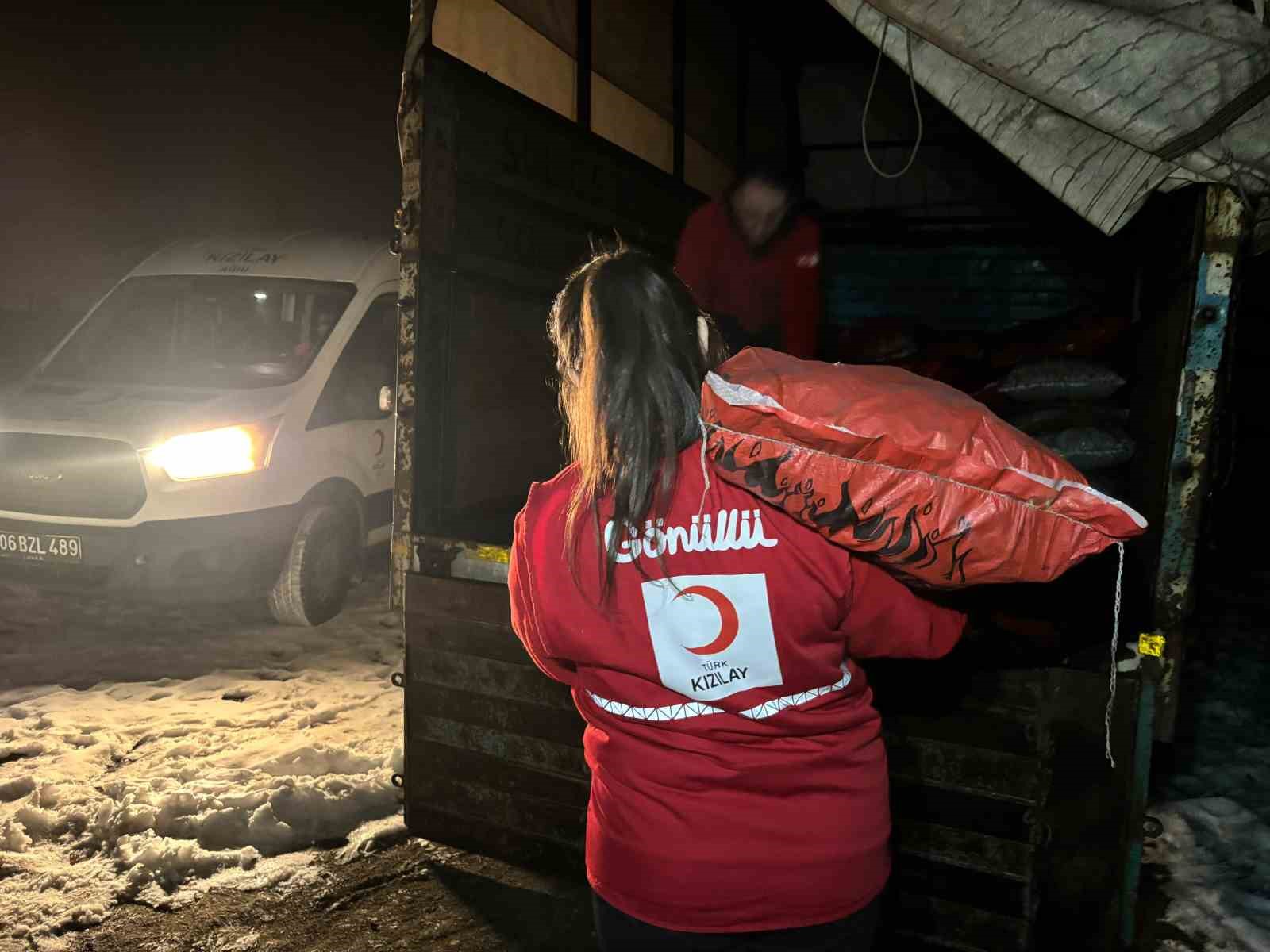 Kışın zorlu şartlarına karşı Kızılay, ihtiyaç sahiplerine kömür desteği sağlıyor