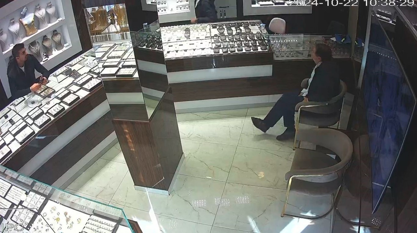 Borcunu istemeye gelen müşterisini silahla vurdu