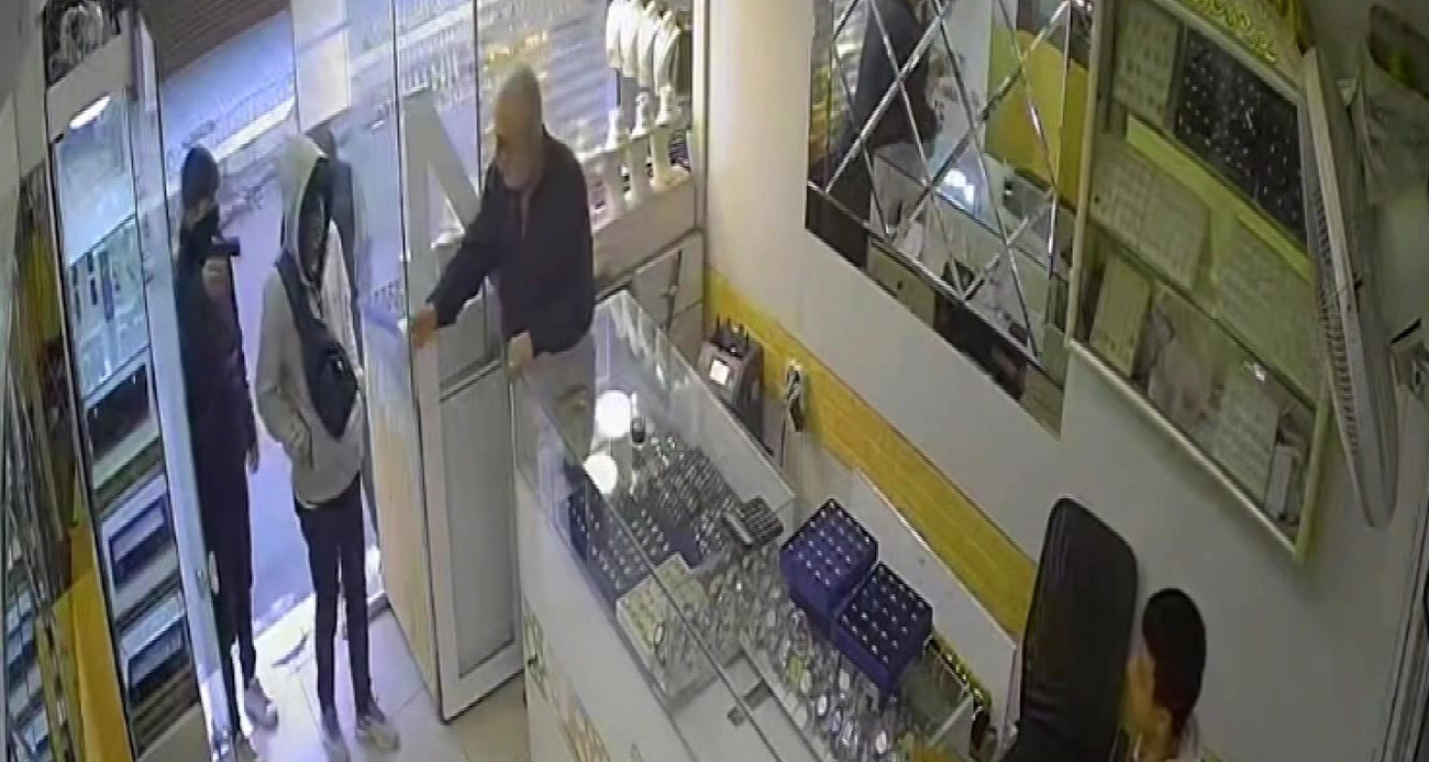 Kuyumcu silahlı soyguncuları kovaladı