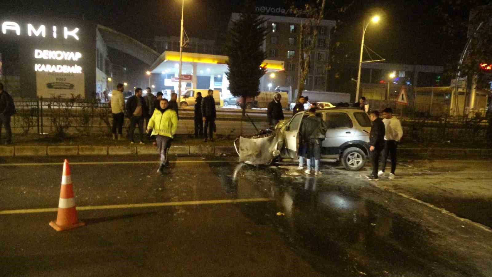 Lastiği patlayan araç karşı şeride geçti