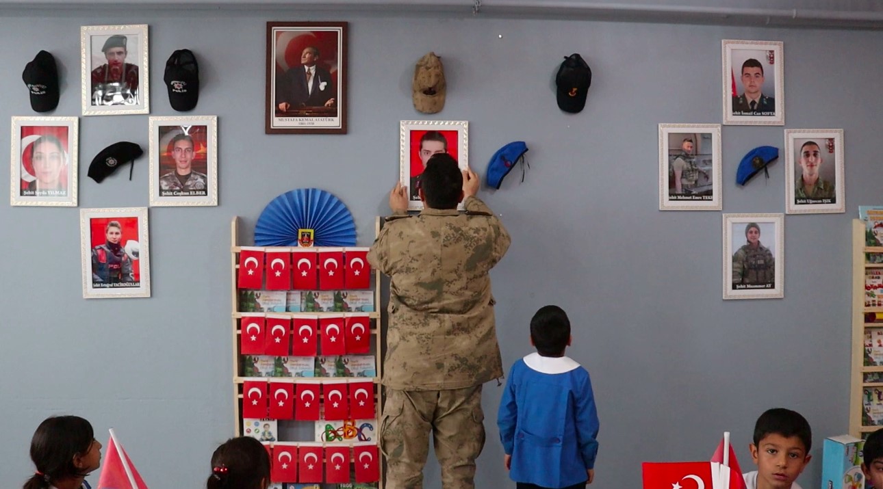 Öğrenciler sınıf duvarlarını şehit resimleriyle süsledi
