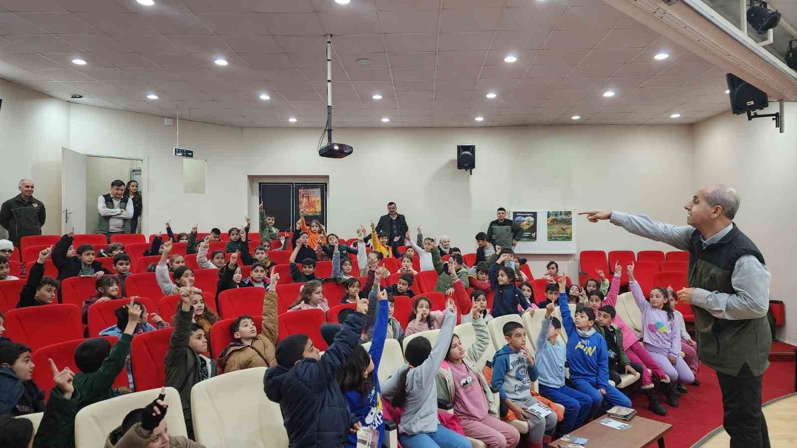 Öğrencilere orman sevgisi eğitimi verildi