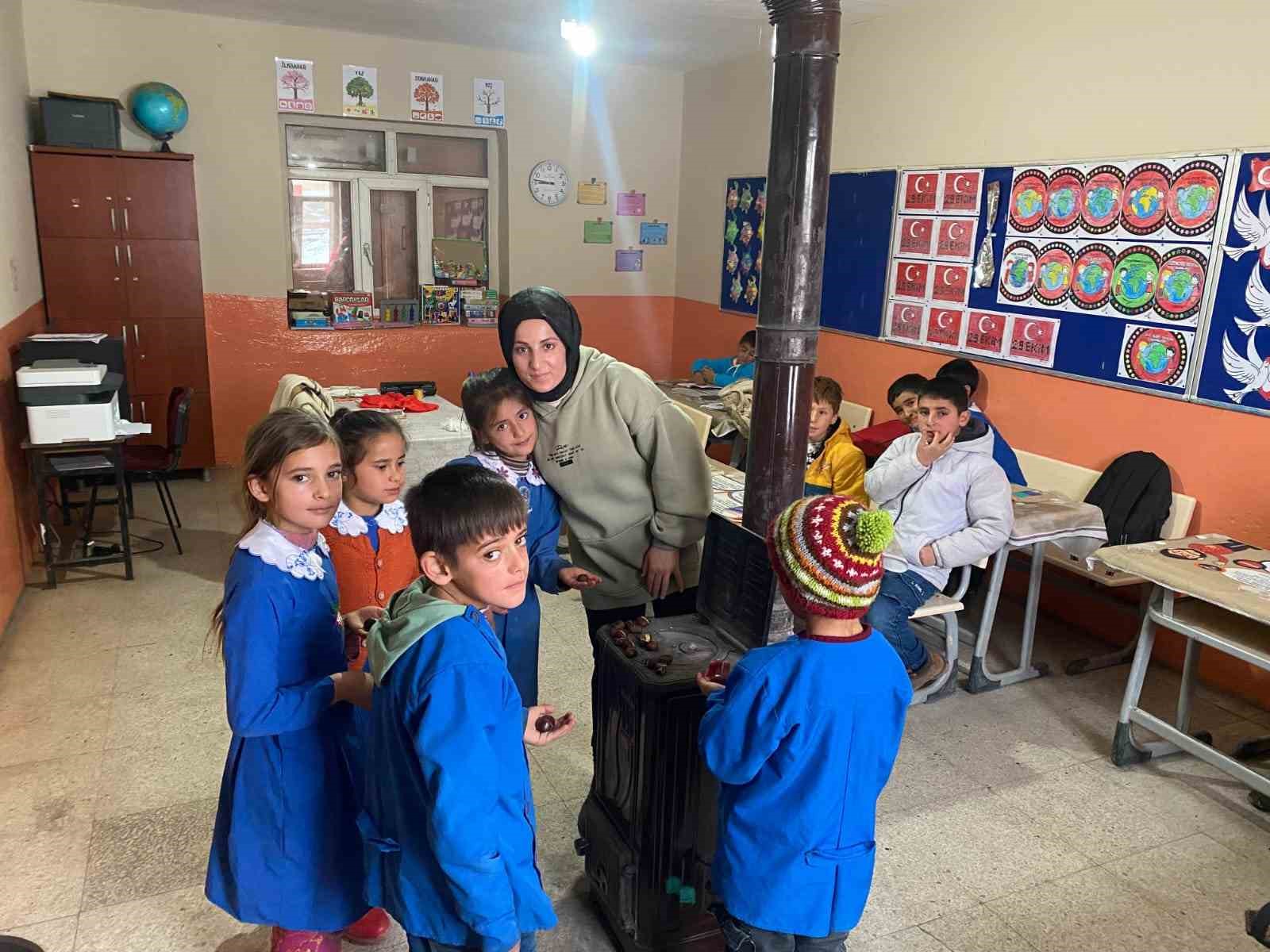 Öğretmenlerinden öğrencilere kestane sürprizi