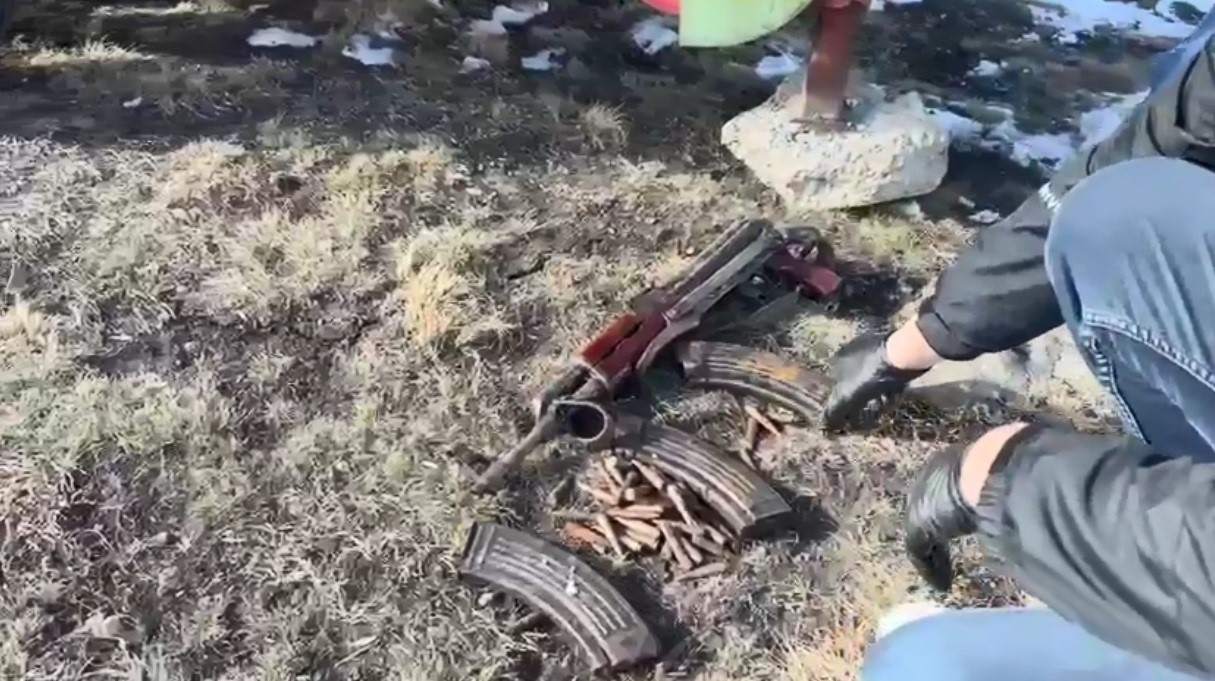 Patozdan saman yerine Kalaşnikof çıktı