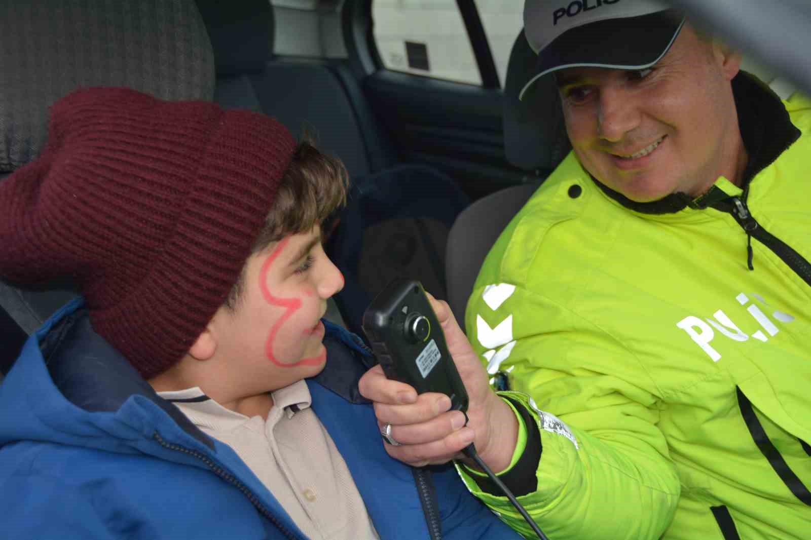 Polisler özel çocukları unutmadı