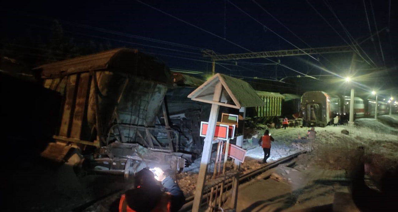 Rusya’da yolcu treni ile yük treni kafa kafaya çarpıştı: 14 yaralı