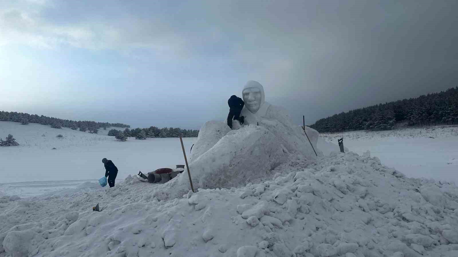 Şehitler anısına kardan heykeller yapılıyor