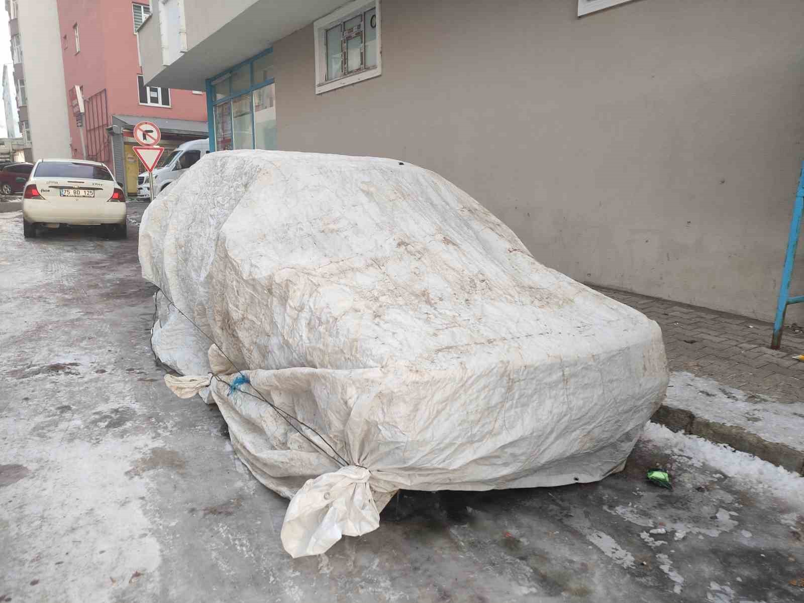 Soğuk havada araçlar  halı ve battaniyelerle korunuyor