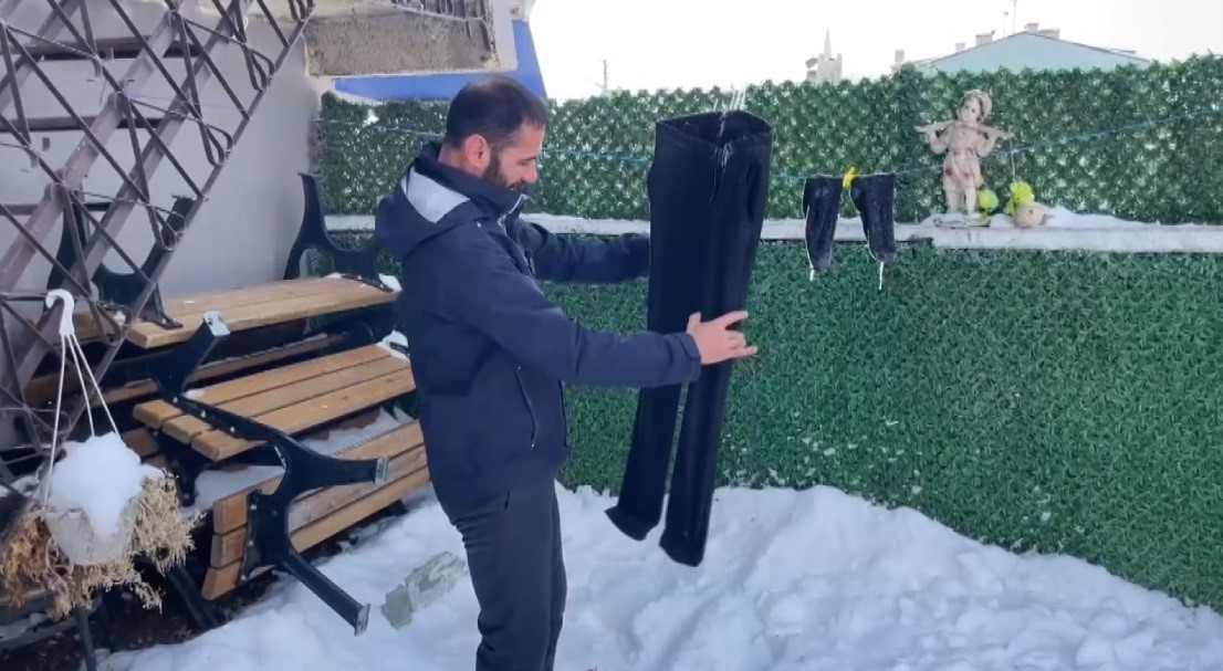 Soğuk havalar dışarı asılan kıyafetleri dondurdu, havaya serpilen kaynar su yere düşmeden buz oldu