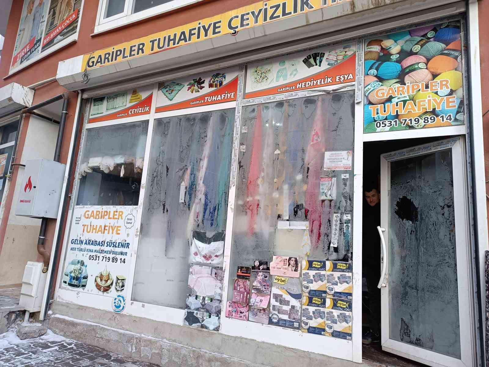 Soğuk havalardan dolayı iş yerlerinin camları buz tuttu