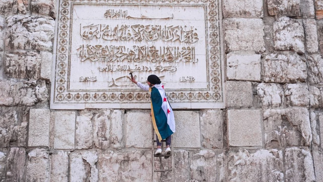 Suriye’de rejimin izleri siliniyor