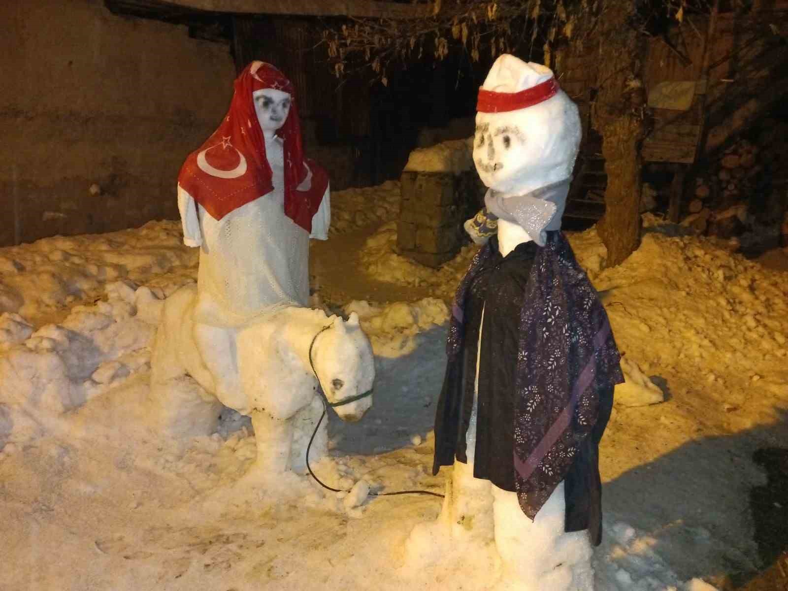 Torunu sevindirmek için kardan heykeller yaptı