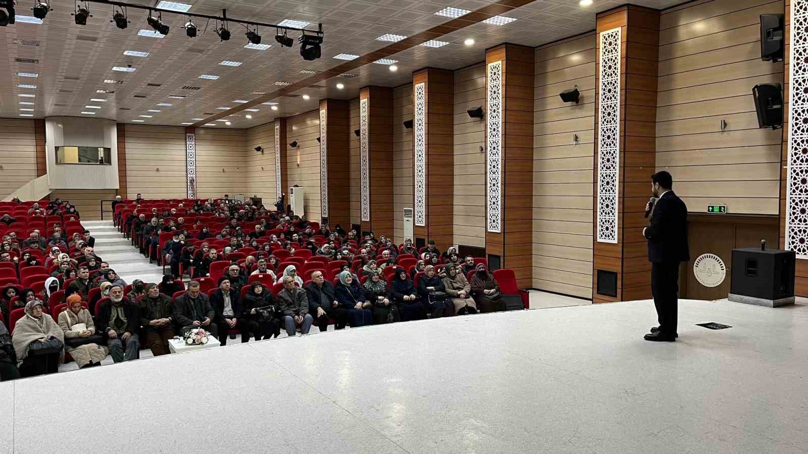 Umre yolcularına özel seminer verildi