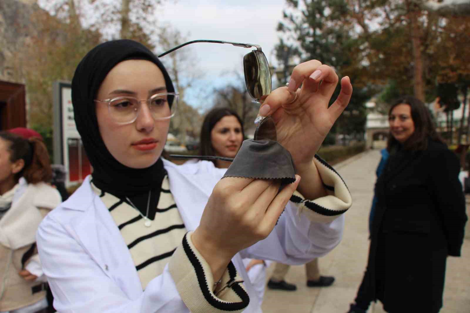 Aman dikkat! Kazak, tülbent gibi eşyalarla gözlük camı silmek çok yanlış