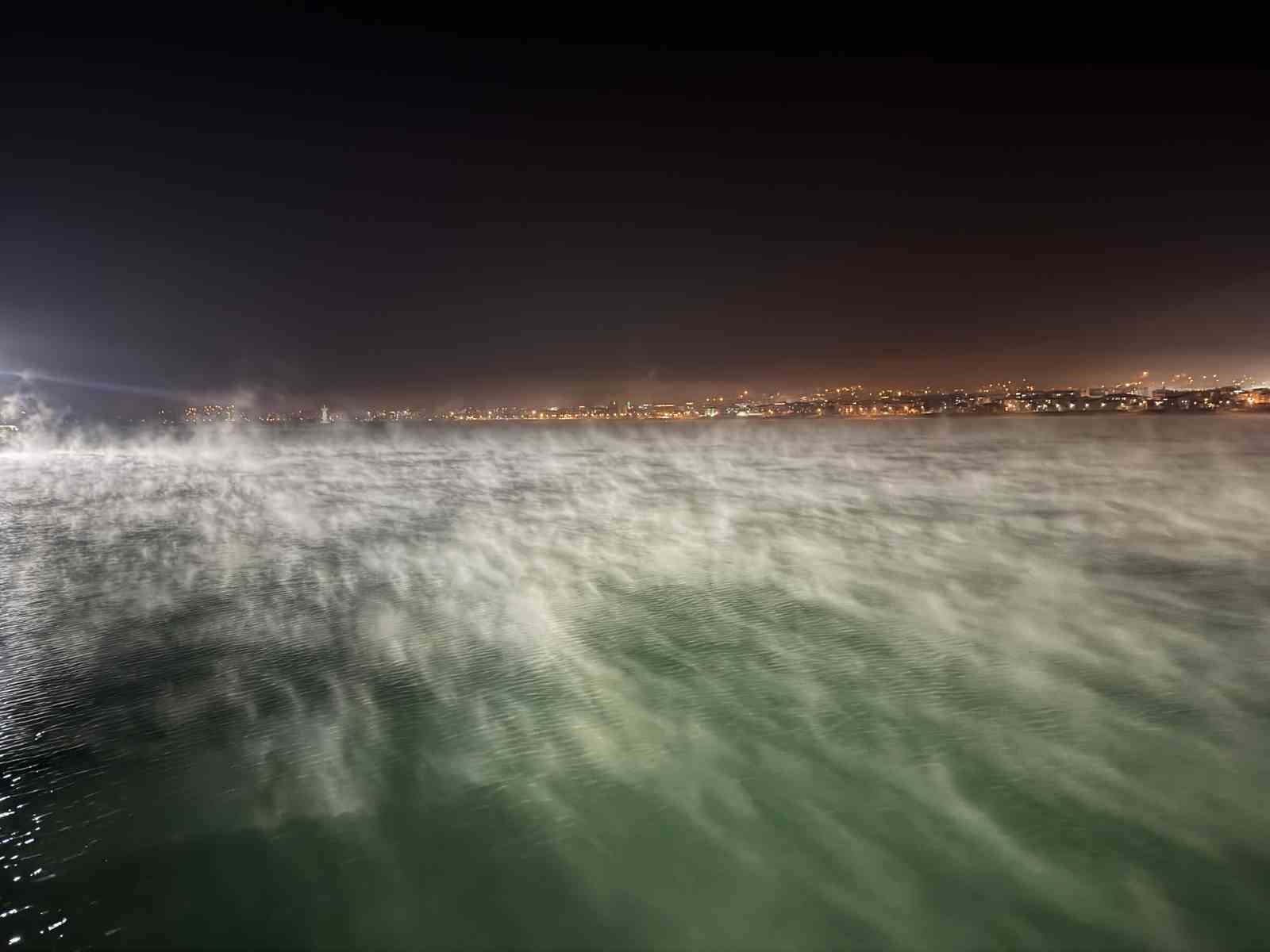 Van Gölünde sis ve buharlaşma birleşti, mistik bir manzara ortaya çıktı