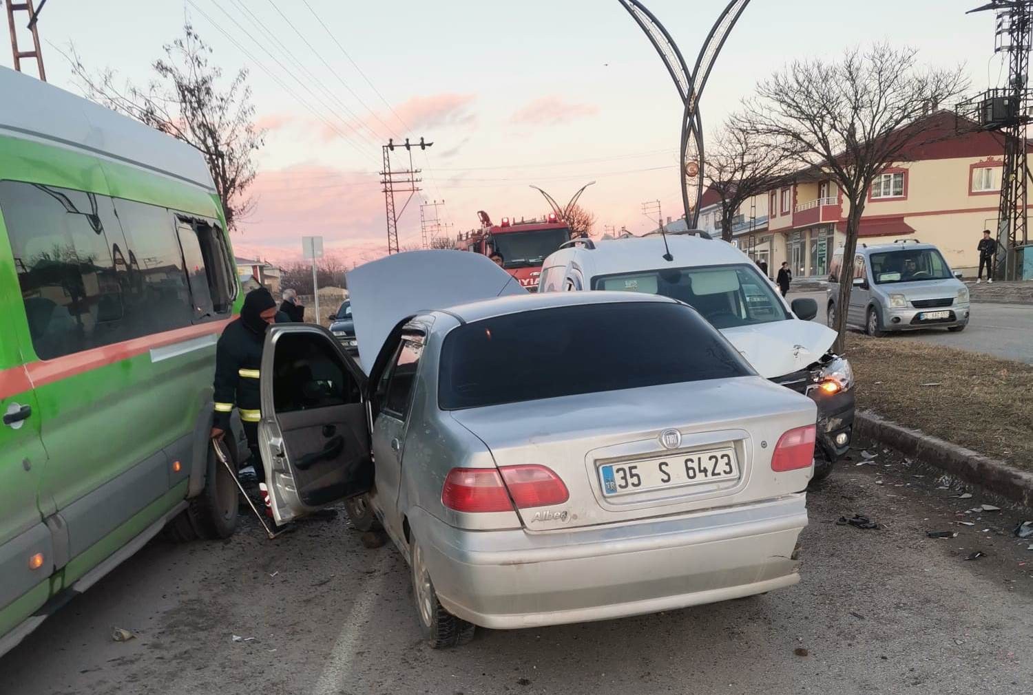 Van’da 3 aracın karıştığı kazada 2 kişi yaralandı