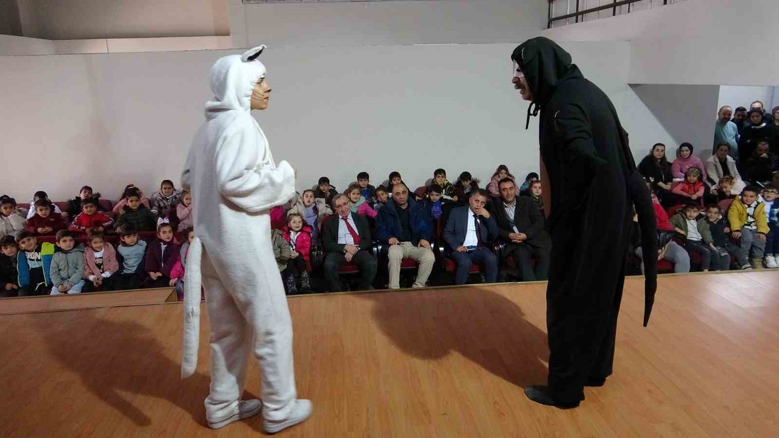 Van’da anaokulu öğrencilerine özel tiyatro gösterisi