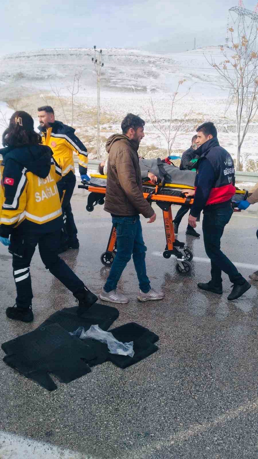 Van’da bir otomobil bariyerlere çarptı: 5 yaralı