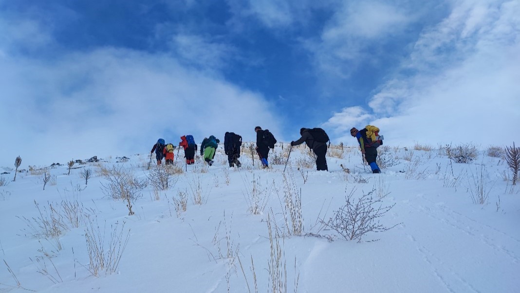Van’da dağcılar dondurucu soğuğa rağmen 2 bin 800 rakımlı Hayal Dağı’na tırmandı