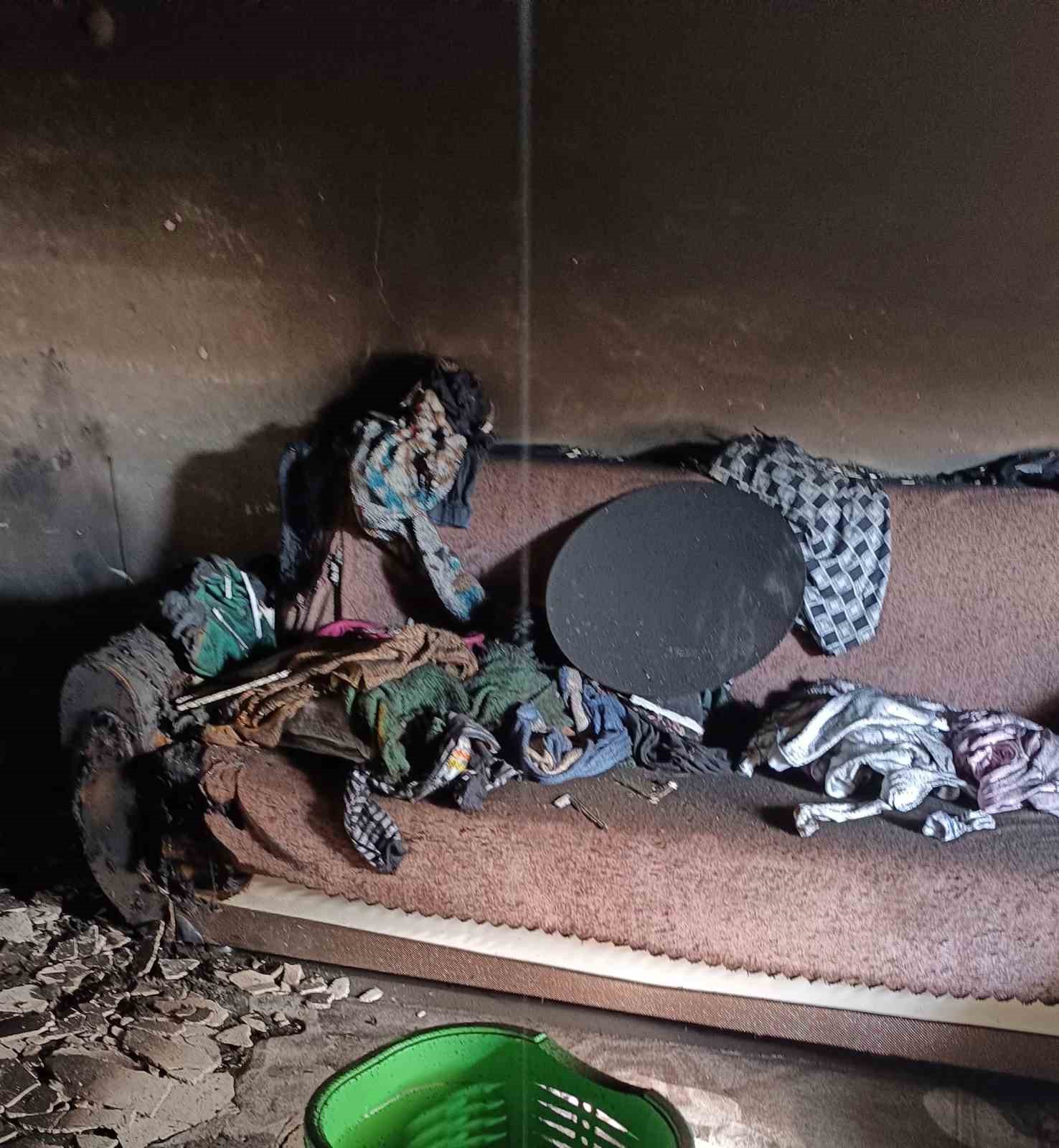 Van’da ev yangını! Bacadan çıkan kıvılcım evi yaktı