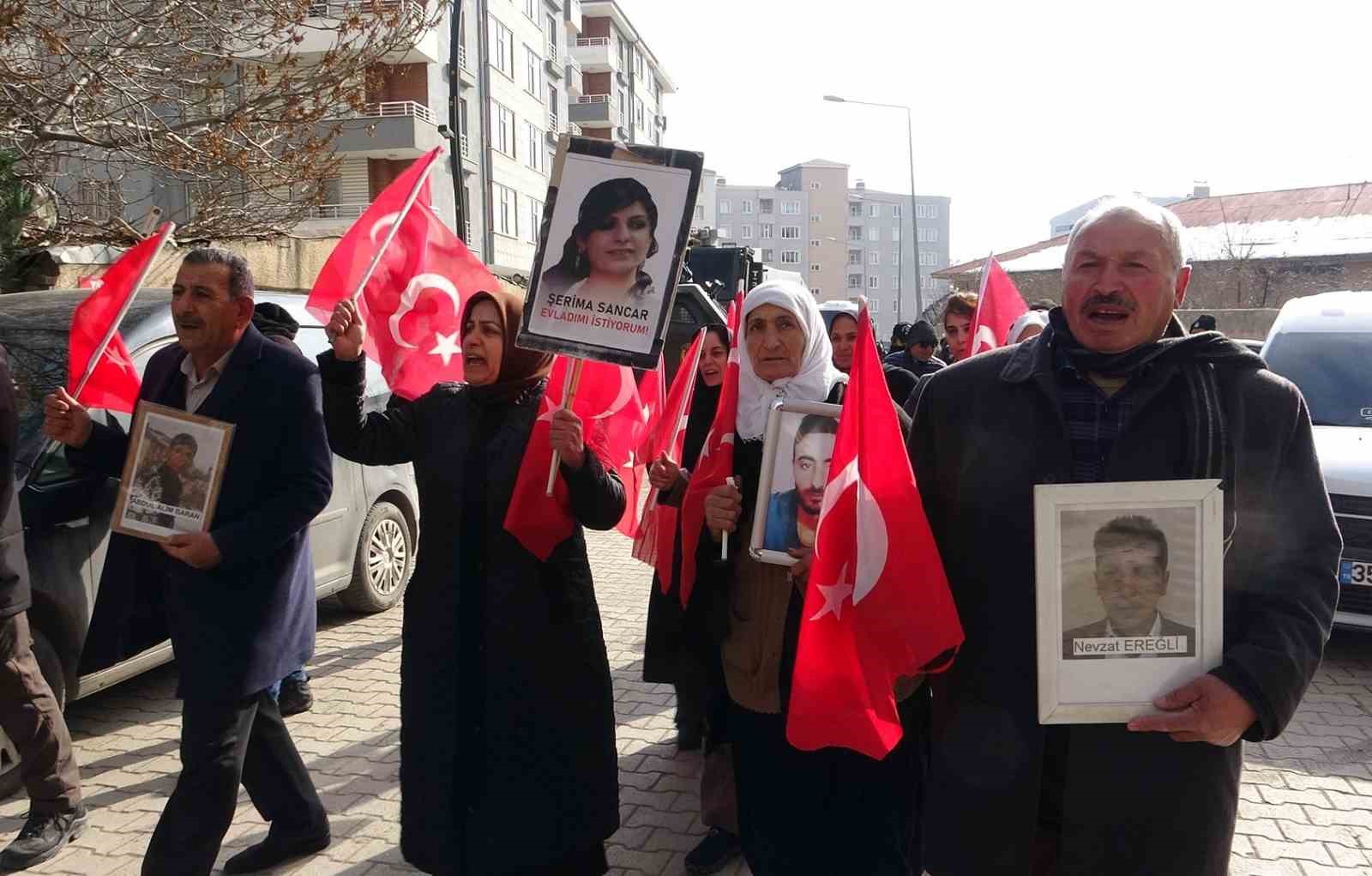Van’da evlatları dağa kaçırılan anne ve babalardan çocuklarına umutlu çağrı