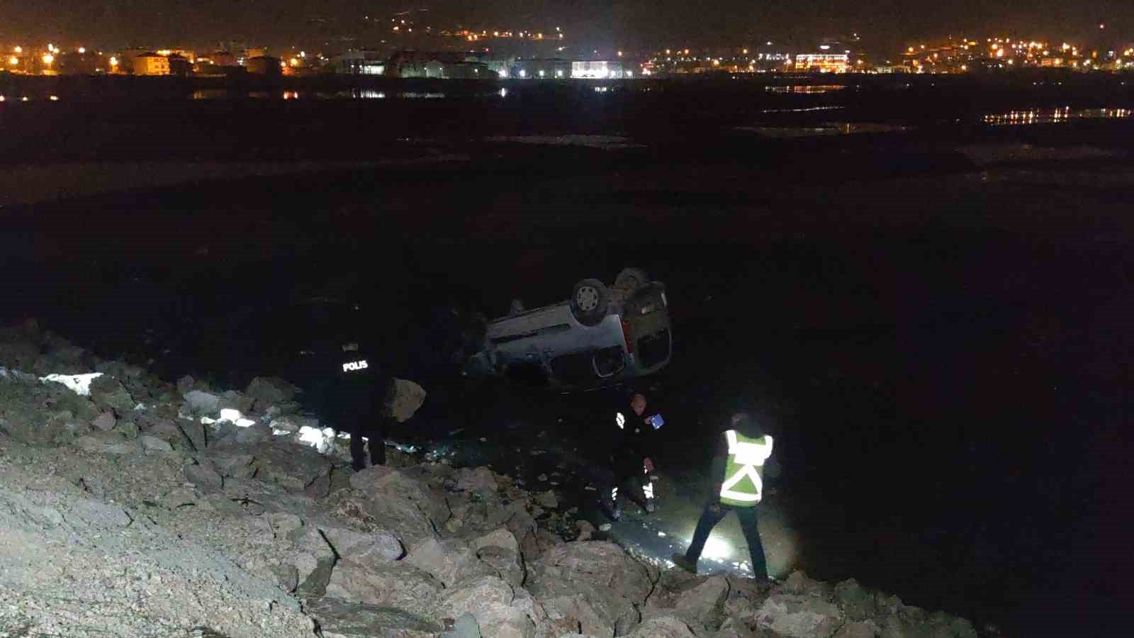 Van’da kamyonet göle uçtu: 2 yaralı