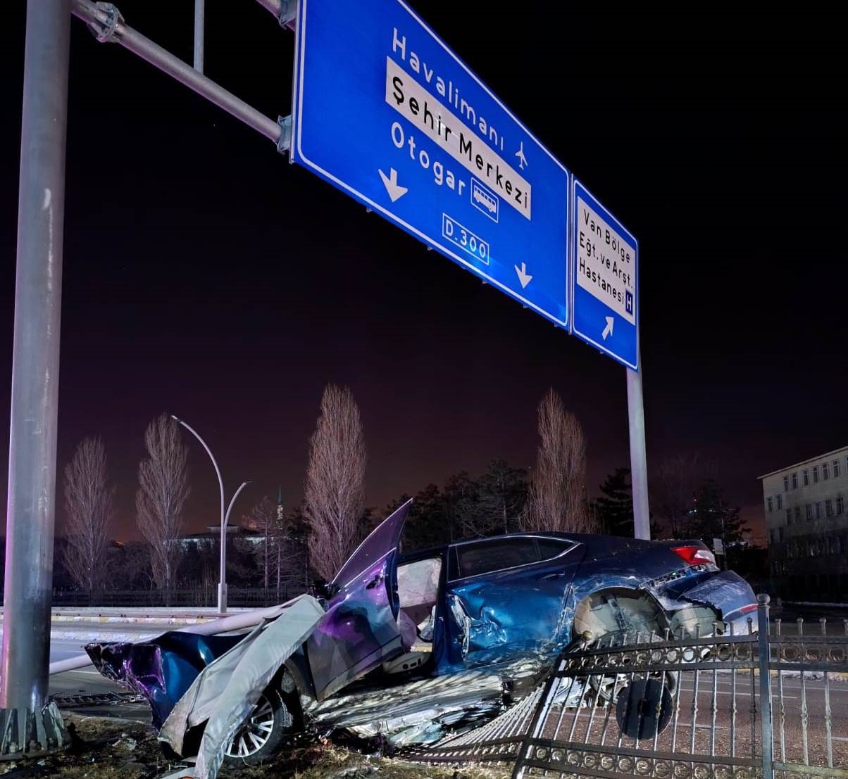 Van’da otomobil refüje çarptı: 1 yaralı