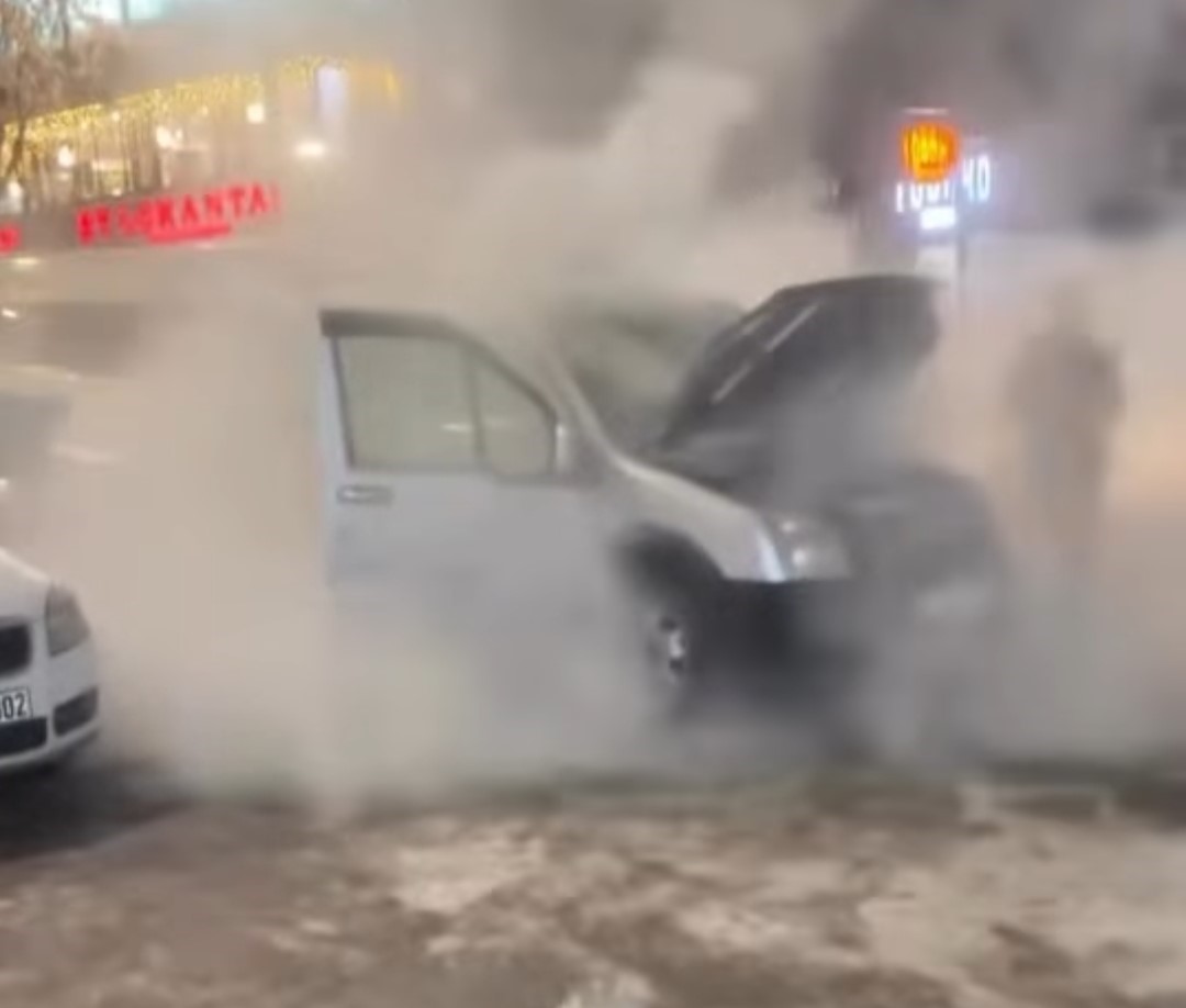 Van’da seyir halindeki kamyonet alev aldı