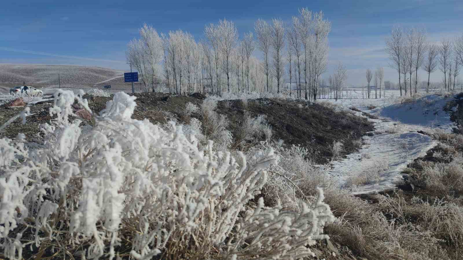 Van’ın o ilçesi resmen dondu