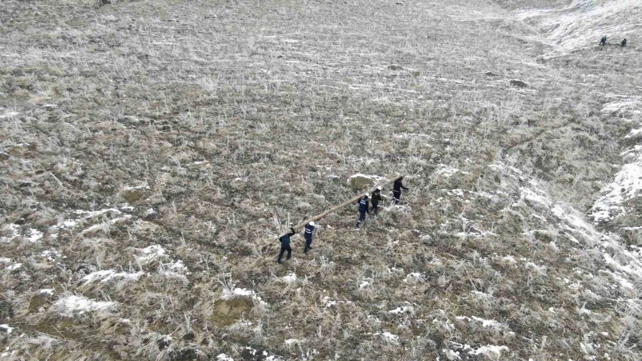 Vatandaşlar karanlıkta kalmasınlar diye elektrik direğini omuzlarında taşıdılar
