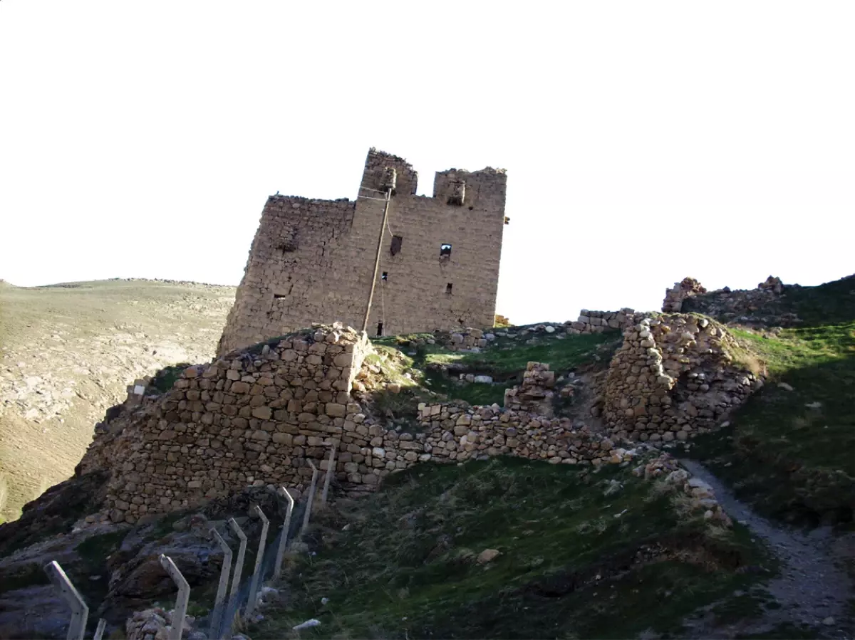 Gürpınar’ın Gizemli Tarihi: Zernek Kalesi keşfedilmeyi bekliyor