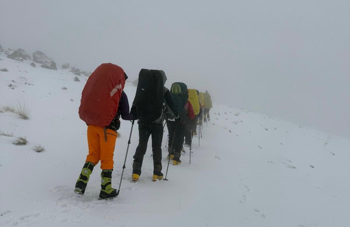 Zirve tırmanışları zorlu hava şartları nedeniyle yarıda kaldı
