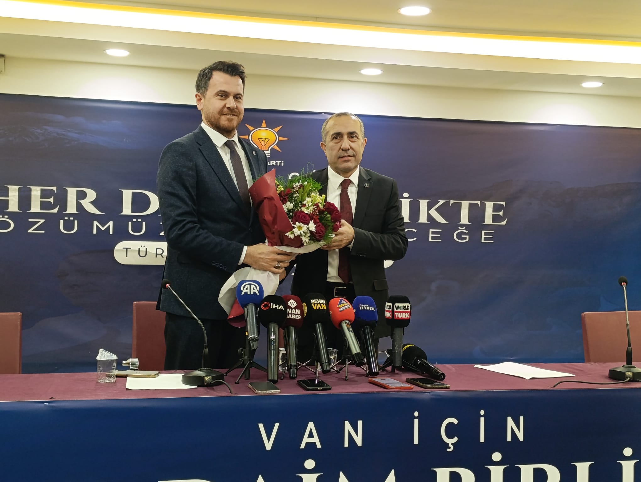 AK Parti Van teşkilatında devir teslim töreni yapıldı