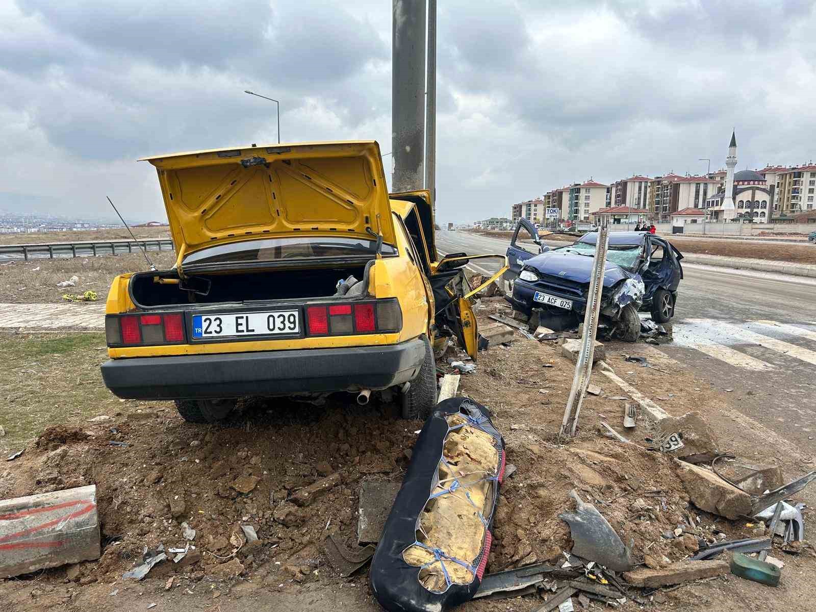 Kırmızı ışık ihlali yapan Tofaş kazaya davetiye çıkardı: 1’i ağır 3 yaralı