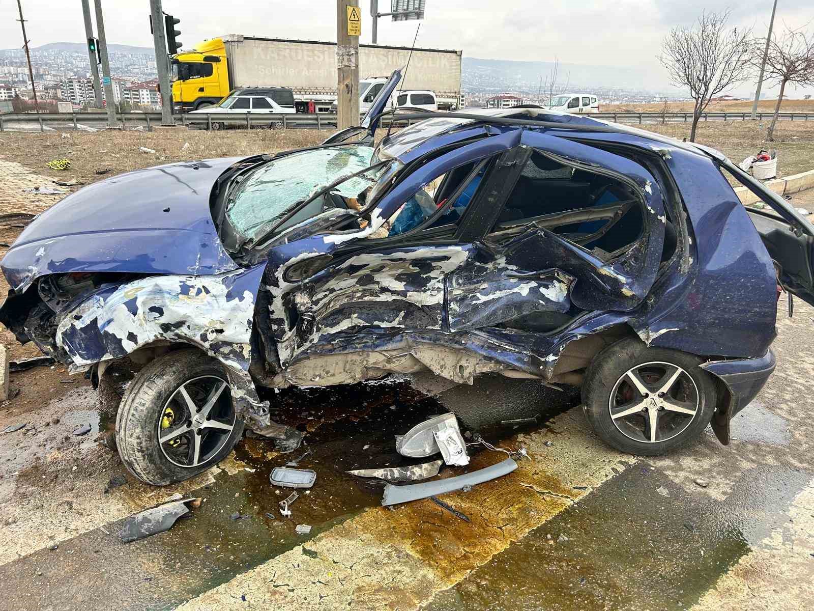 Kırmızı ışık ihlali yapan Tofaş kazaya davetiye çıkardı: 1’i ağır 3 yaralı
