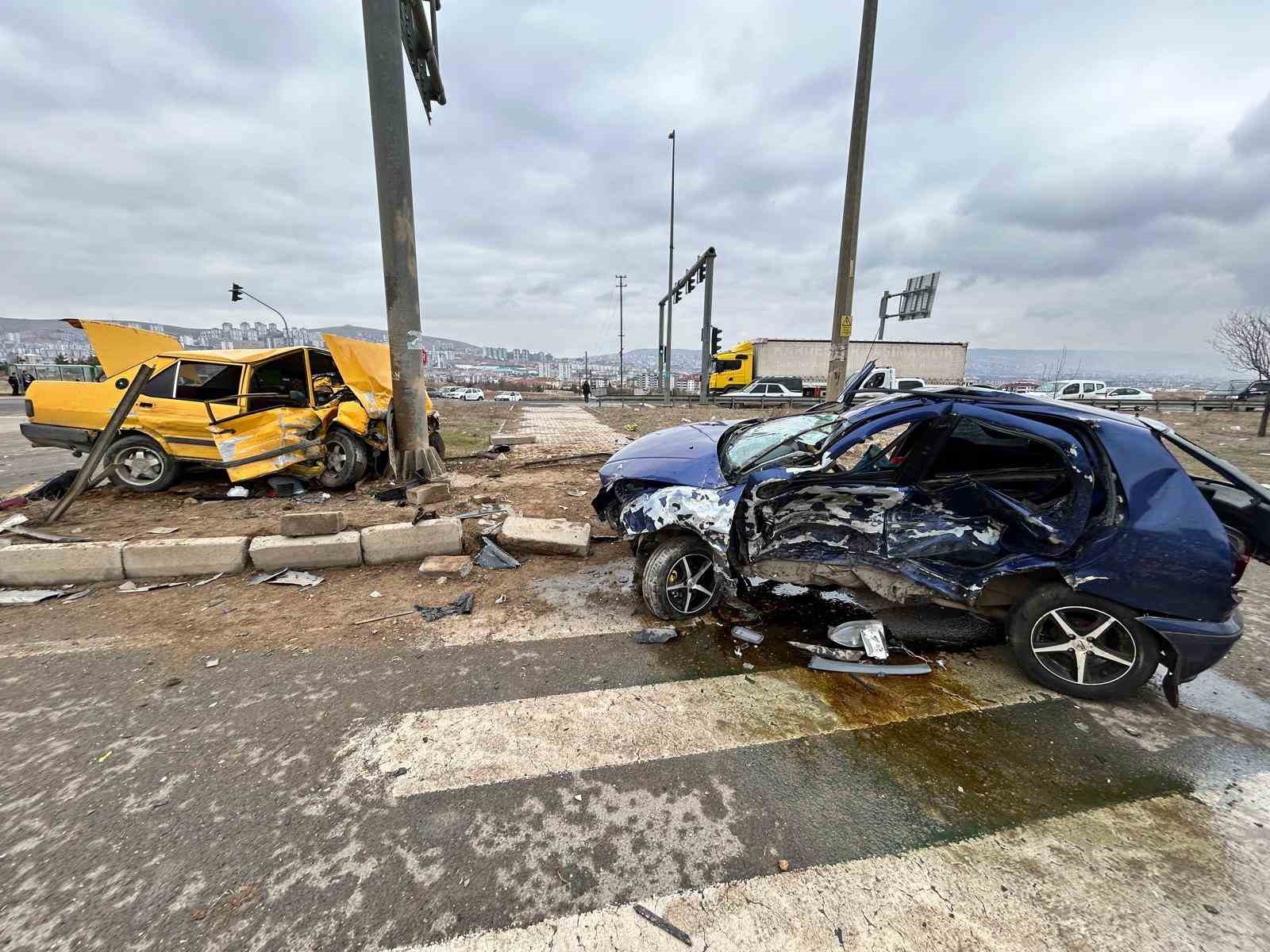Kırmızı ışık ihlali yapan Tofaş kazaya davetiye çıkardı: 1’i ağır 3 yaralı