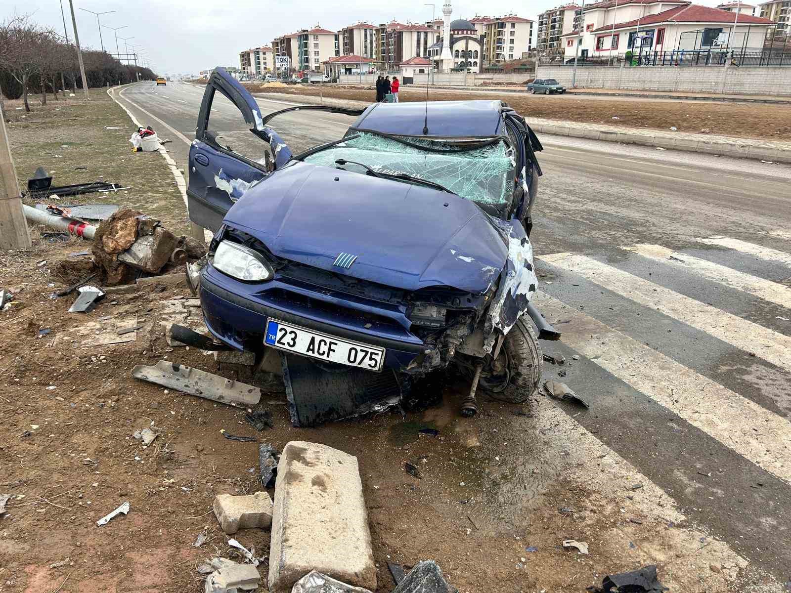 Kırmızı ışık ihlali yapan Tofaş kazaya davetiye çıkardı: 1’i ağır 3 yaralı