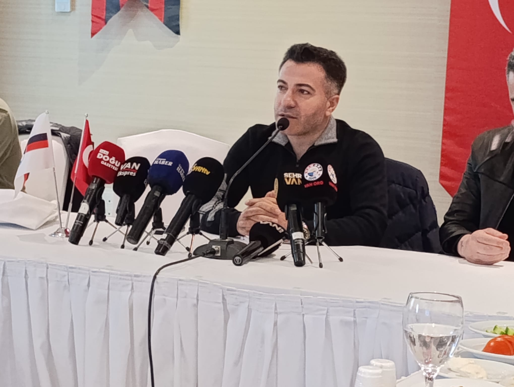 Vanspor Başkanı Temel: “Cumhurbaşkanından yeni stadın sözünü aldık”