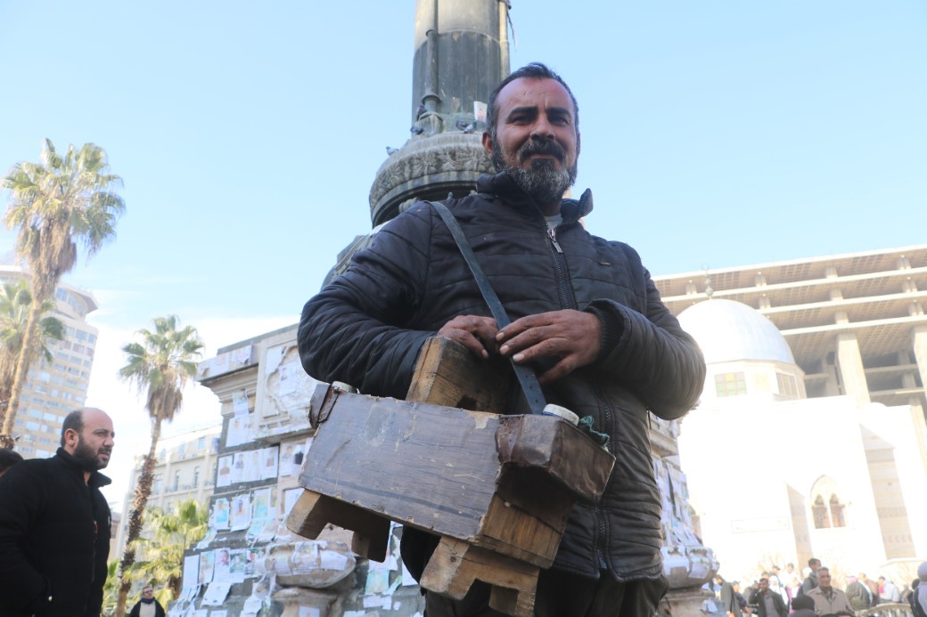 12 yıl sonra Suriye’ye dönen Mahmut, boya sandığıyla ekmek parasını kazanıyor