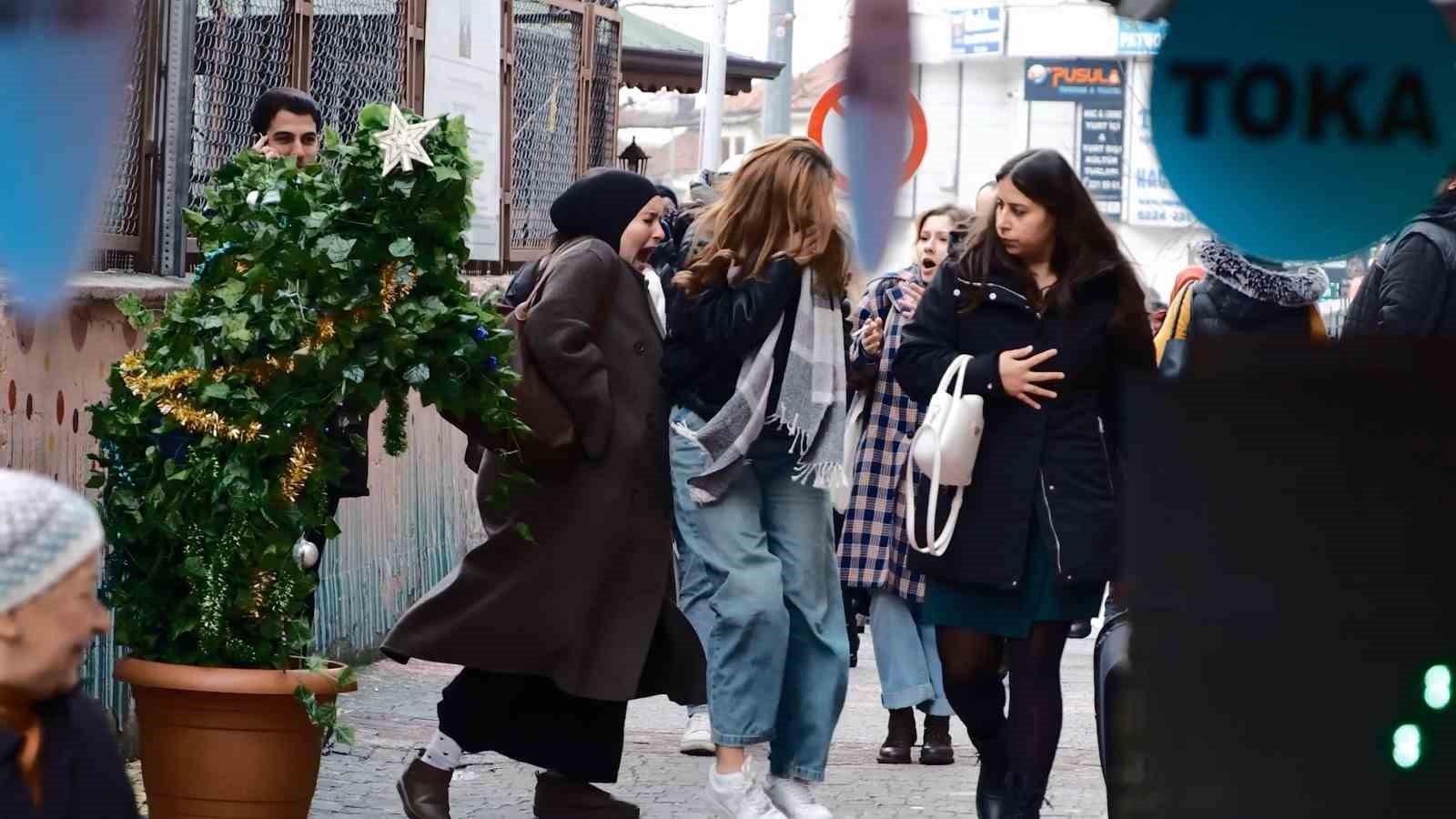 Bursa’da hareketli yılbaşı ağacı hem korkuttu, hem gülümsetti