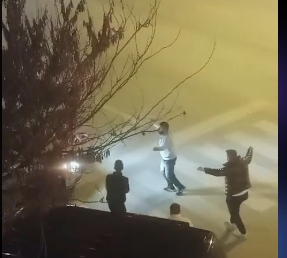 Yol kenarında oyun havası oynayan gençlere sürücüler kornalarla eşlik etti