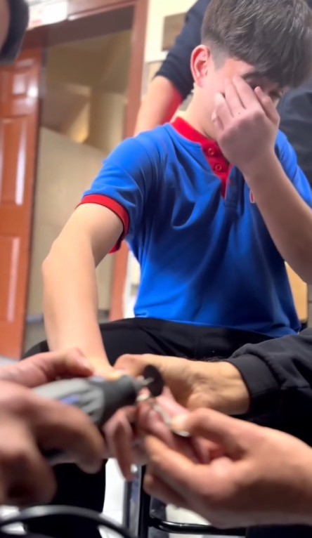 Çocuğun parmağına sıkışan yüzük, itfaiye tarafından kesilerek çıkartıldı